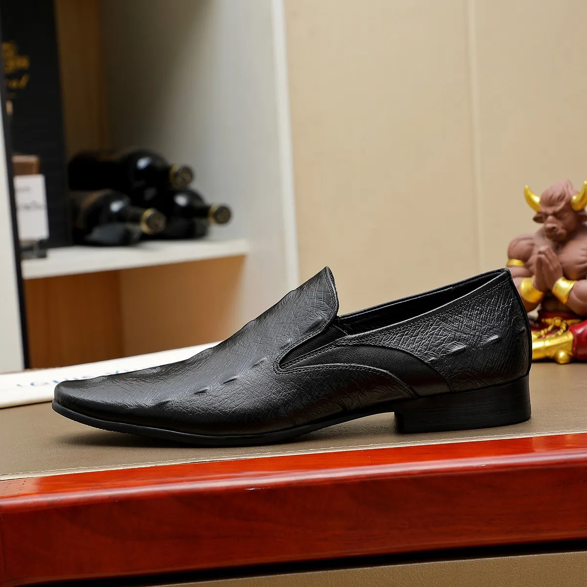 Men's shoes 💰540 💰 Louis Vuitton LV ® Autumn and Winter 🆕 models 🔛Full shoe counter First layer cowhide, 🐂leather lining casual shoes for men, super soft outsole, essential for driving. Counter synchronized original first layer cowhide completely 1:1 mold customization 🌹Top version, 2 colors optional! Number: 38-45 (37.46. Customized)